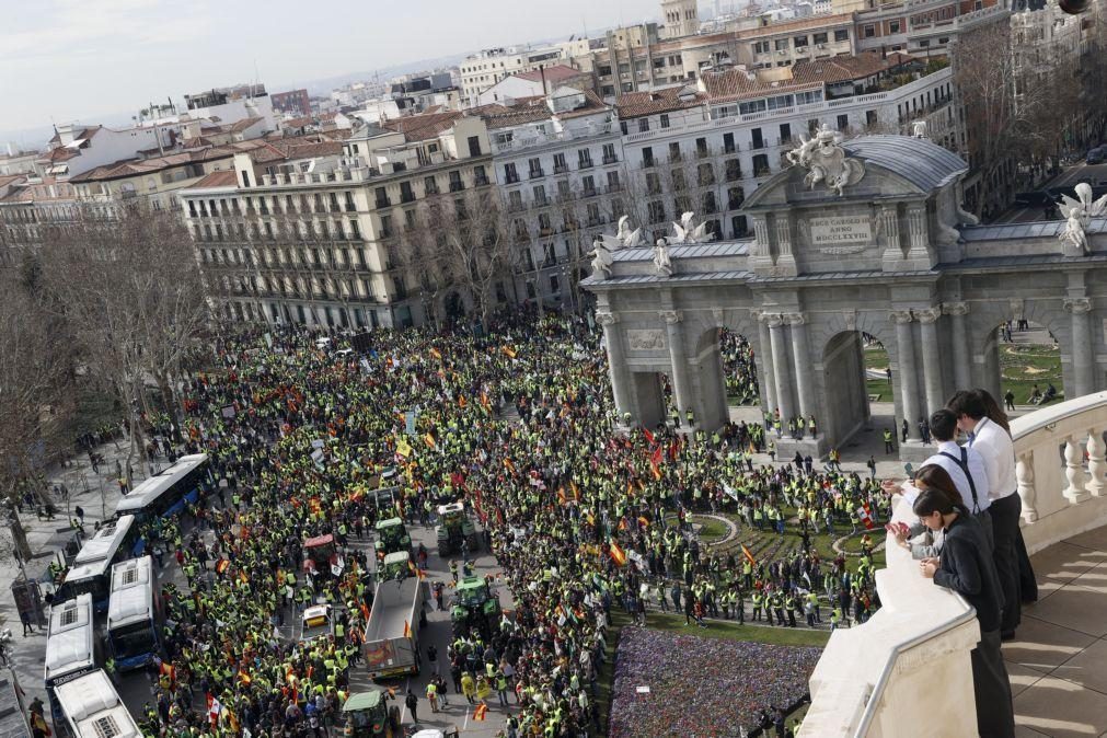 Centenas de tratores e milhares de pessoas no centro de Madrid