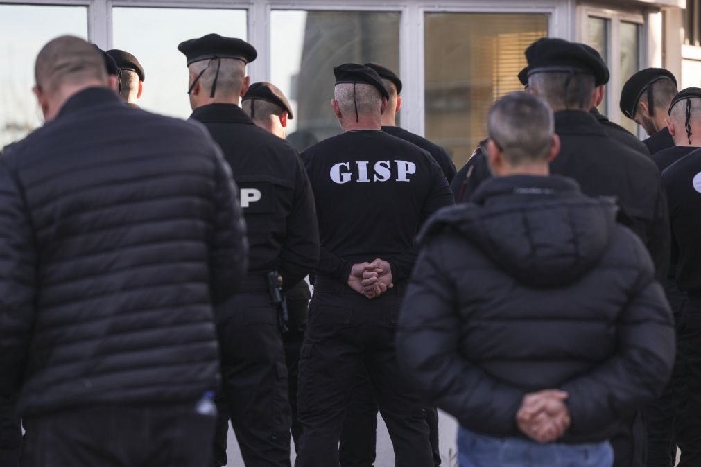 Guardas Prisionais fazem vigília em dia de greve e entregam caixão no Ministério