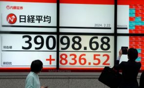 Bolsa de Tóquio fecha a ganhar 2,19%