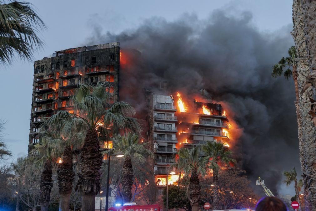 Pelo menos sete feridos em incêndio em prédio de 14 andares em Valência, Espanha