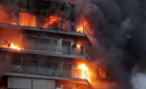 Pelo menos 13 feridos em incêndio em prédio de 14 andares em Valência, Espanha
