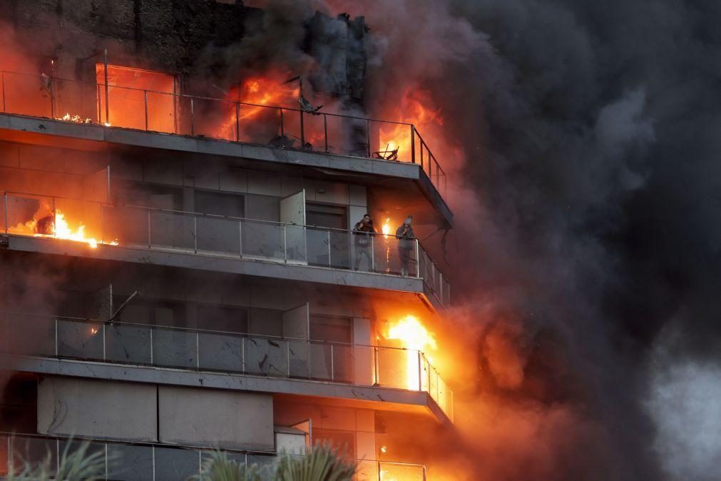 Pelo menos 13 feridos em incêndio em prédio de 14 andares em Valência, Espanha