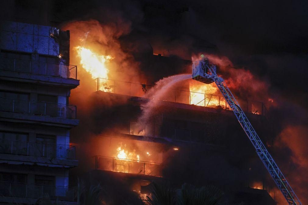 Pelo menos quatro mortos no incêndio em edifício residencial em Valência