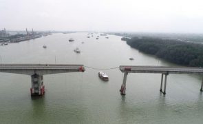 Autoridades apontam erro humano como causa do embate contra ponte na China