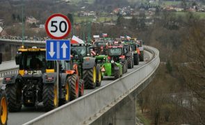 Agricultores de dez países conduzem tratores contra políticas agrícolas