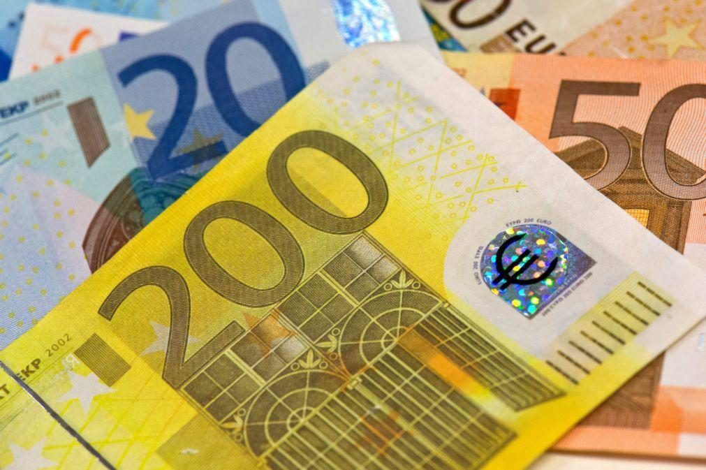Euro encerra semana acima de 1,08 dólares