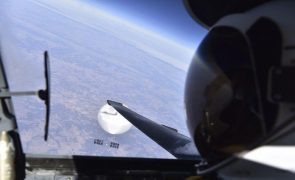 Estados Unidos detetam pequeno balão sob o oeste do país