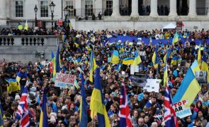 Milhares de pessoas manifestaram-se em Londres para expressar solidariedade com a Ucrânia