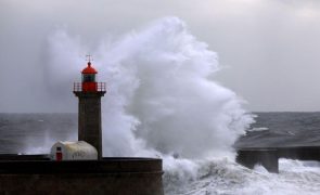 Agitação marítima coloca dez distritos de Portugal continental sob aviso laranja