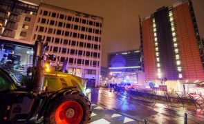 Agricultores em protesto bloqueiam principais acessos à Comissão Europeia