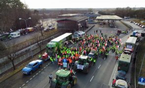 Agricultores polacos bloqueiam passagem de fronteira com a Alemanha