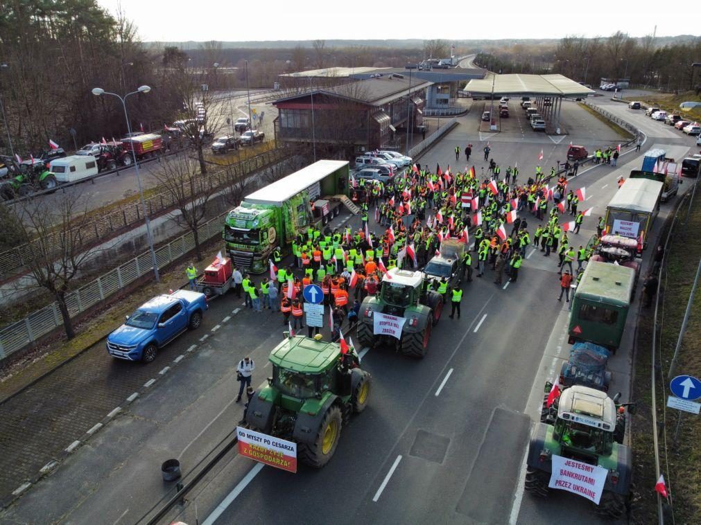 Agricultores polacos bloqueiam passagem de fronteira com a Alemanha