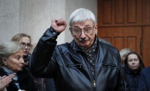 Justiça russa quer 2 anos e 11 meses de prisão para líder de organização Nobel da Paz