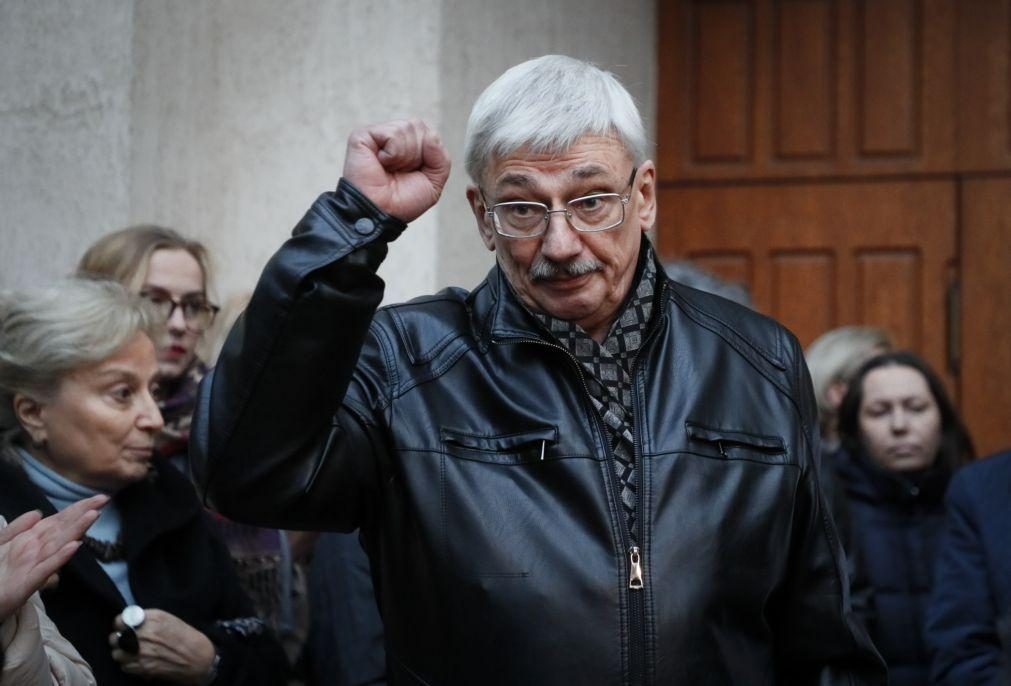 Justiça russa quer 2 anos e 11 meses de prisão para líder de organização Nobel da Paz