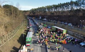 Agricultores polacos anunciam fim dos bloqueios na fronteira com Alemanha
