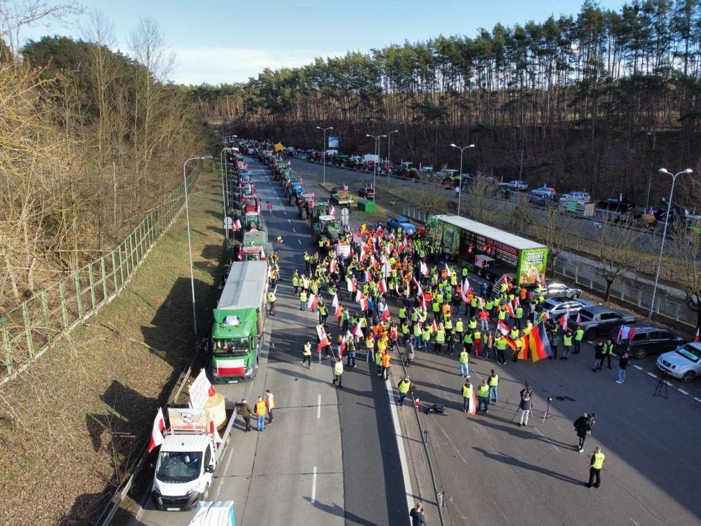 Agricultores polacos anunciam fim dos bloqueios na fronteira com Alemanha