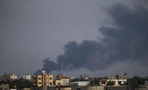 Israelitas continuam ataques a Gaza enquanto Hamas estuda proposta de trégua
