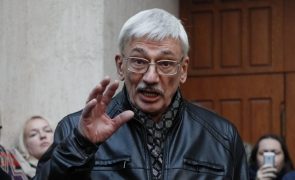 Opositor russo Oleg Orlov condenado a dois anos e meio de prisão