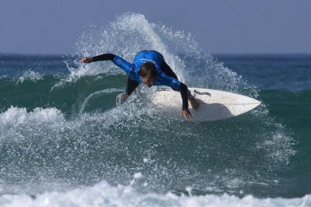 Guilherme Fonseca e 'Kika' Veselko avançam nas repescagens do Mundial de surf