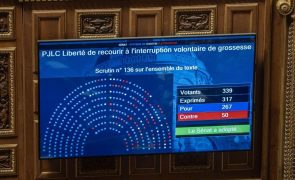 Senado francês aprova inclusão do aborto na Constituição
