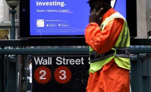 Wall Street fecha em ligeira baixa à espera de importante indicador sobre inflação