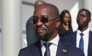 Ministro da Defesa moçambicano espera continuidade da missão da UE e entrega de armamento