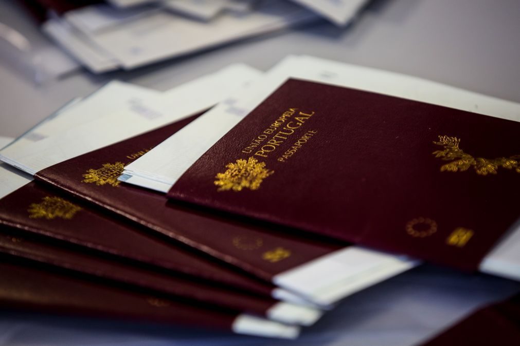 Atribuição de cidadania na UE aumentou 20% em 2022 para as 989.900 pessoas