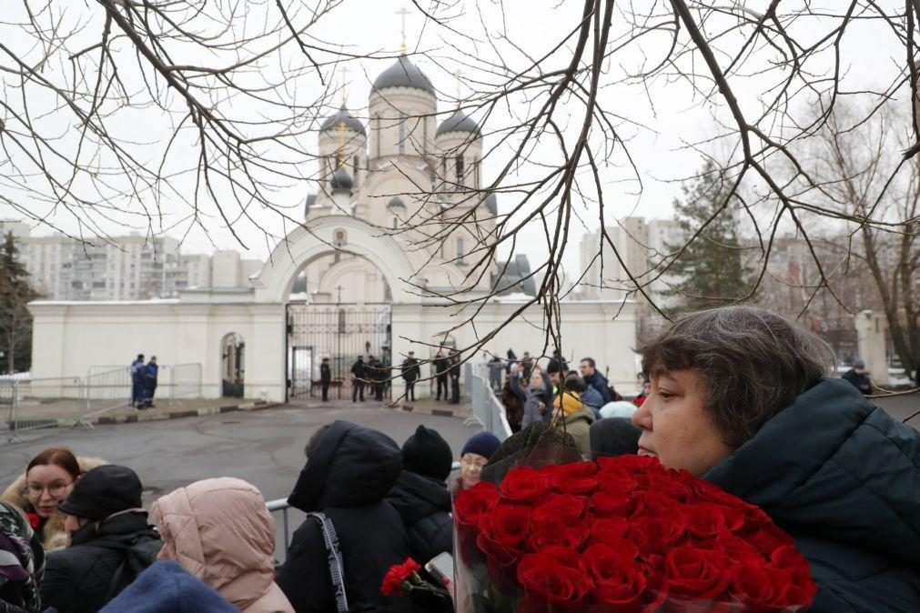 Funeral de Navalny conta já com a presença de centenas de apoiantes