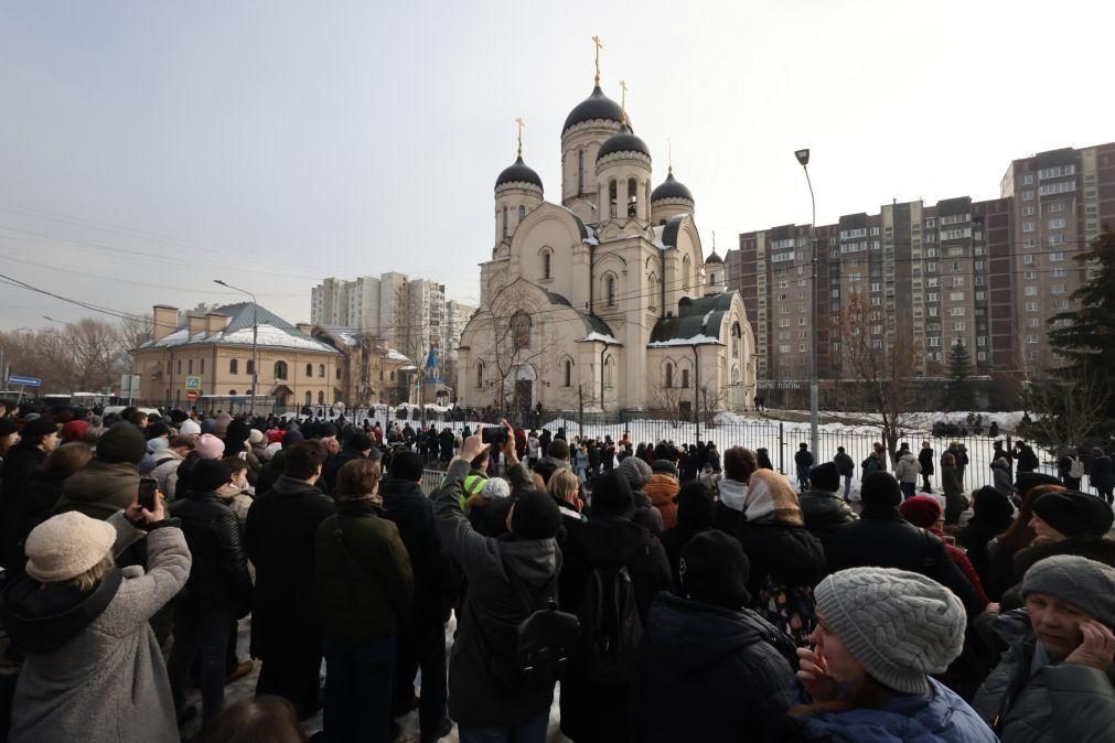 Navalny: Milhares de pessoas desafiam autoridades e assistem a funeral
