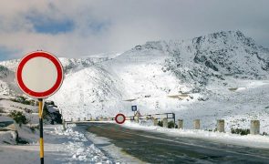 Neve obriga a fecho das estradas de acesso à Torre na serra da Estrela