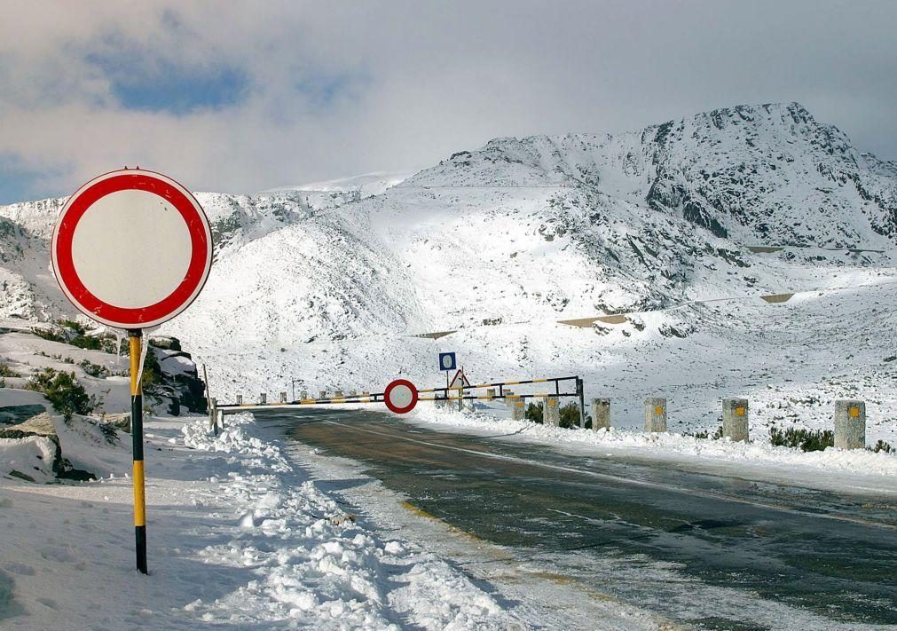 Neve obriga a fecho das estradas de acesso à Torre na serra da Estrela