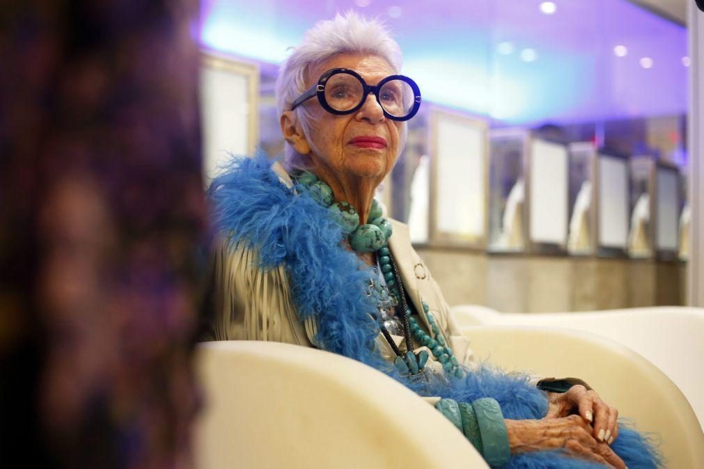 Ícone da moda Iris Apfel morre aos 102 anos
