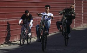 Miúdos do Bairro Padre Cruz achatam colinas de Lisboa e barreiras sociais sacando cavalinhos nas 'bikes'