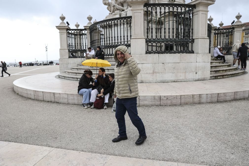 José Manuel Coelho sozinho em ação de rua do PTP em Lisboa e sem contactar populares