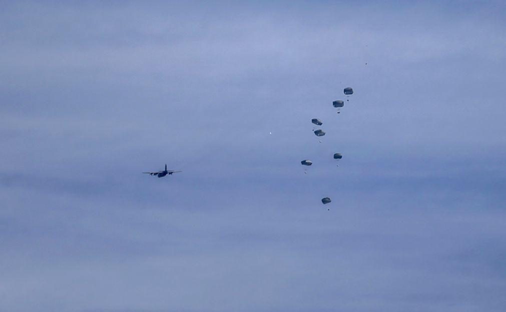 Aviões militares dos EUA lançam de paraquedas cerca de 38.000 refeições em Gaza