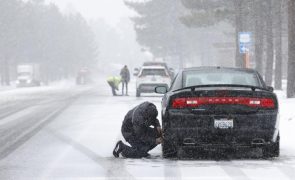 Tempestade de vento e neve fecha autoestrada e corta eletricidade nos EUA