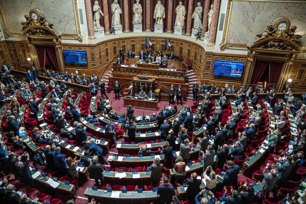 Senadores e deputados franceses votam hoje inédita inclusão do aborto na Constituição