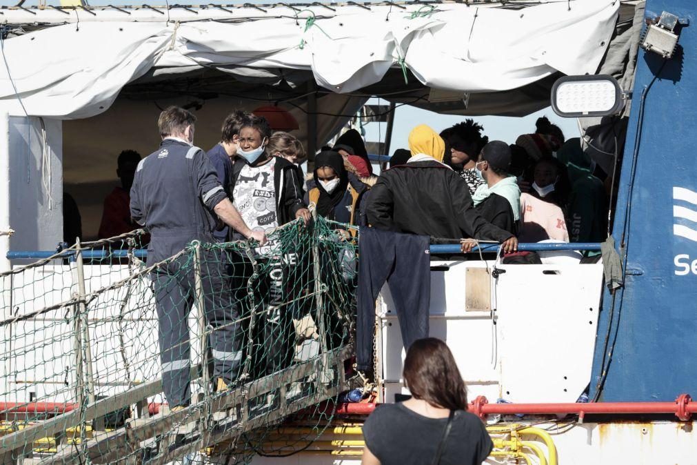 ONG pede desembarque imediato de 70 pessoas mas Itália designa porto a dias de distância