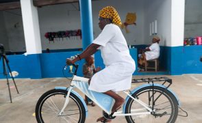 Bicicletas ajudam a mudar vidas de educadoras e crianças na Ilha de Moçambique