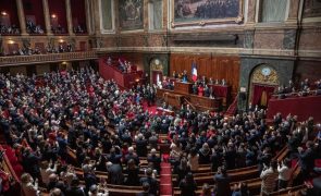 Congresso francês aprova inclusão de aborto na Constituição