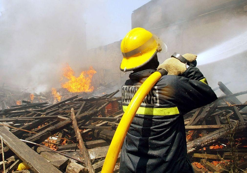 Incêndio em empreendimento turístico em Grândola destrói habitações em construção