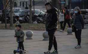 China discute como evitar crise demográfica oito anos após fim da política de filho único