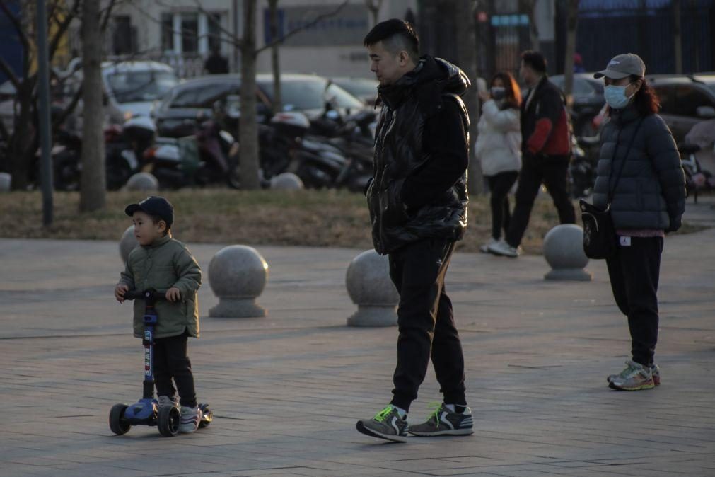China discute como evitar crise demográfica oito anos após fim da política de filho único