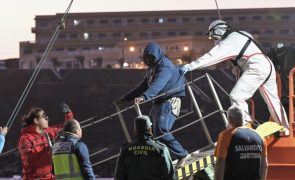 Quatro mortos e 68 migrantes resgatados de embarcação nas ilhas Canárias
