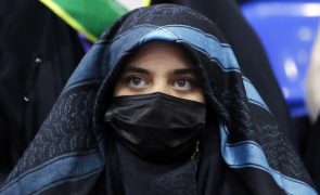 Mulheres que conduzam sem véu no Irão ficam sem veículos