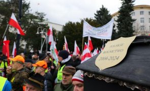 Milhares de agricultores protestam em Varsóvia contra leis europeias
