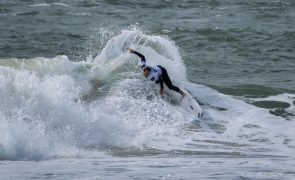 Surfista Frederico Morais vence última bateria do dia em Supertubos