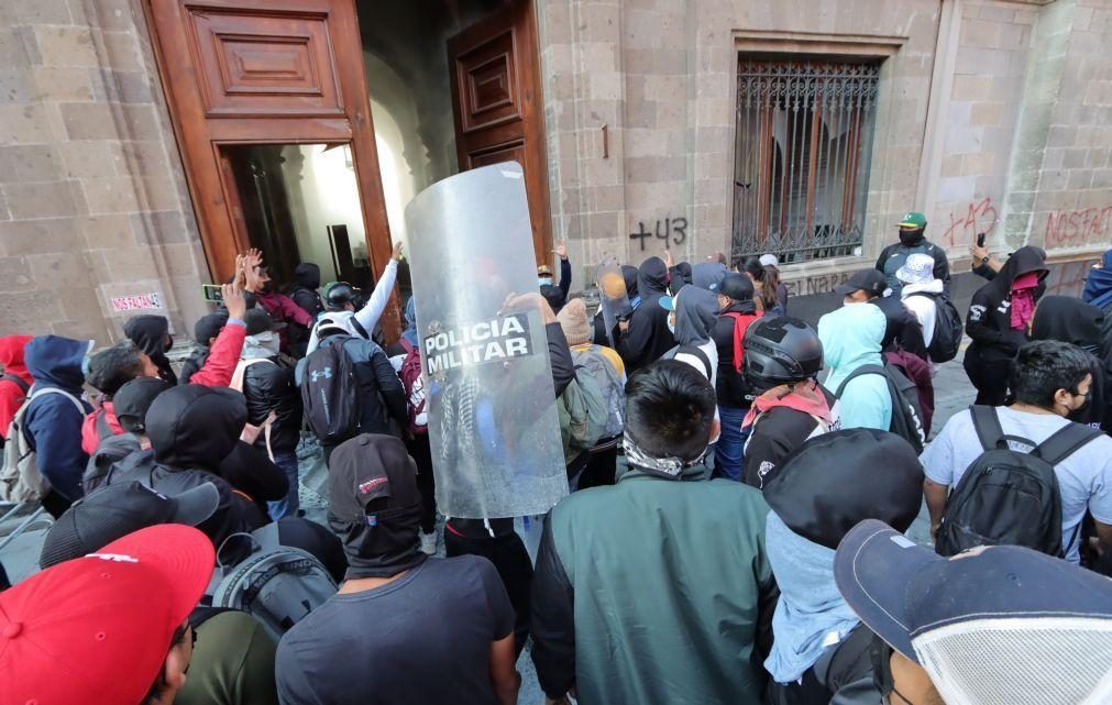 Manifestantes forçam entrada do palácio presidencial na Cidade do México