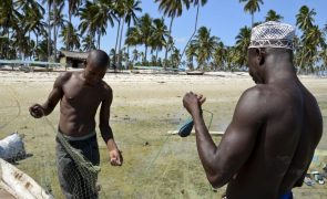 Um morto e nove desaparecidos em naufrágio de barco de pesca no sul de Moçambique
