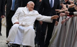 Papa lamenta que mulheres continuem a ser vítimas e defende educação das raparigas como caminho